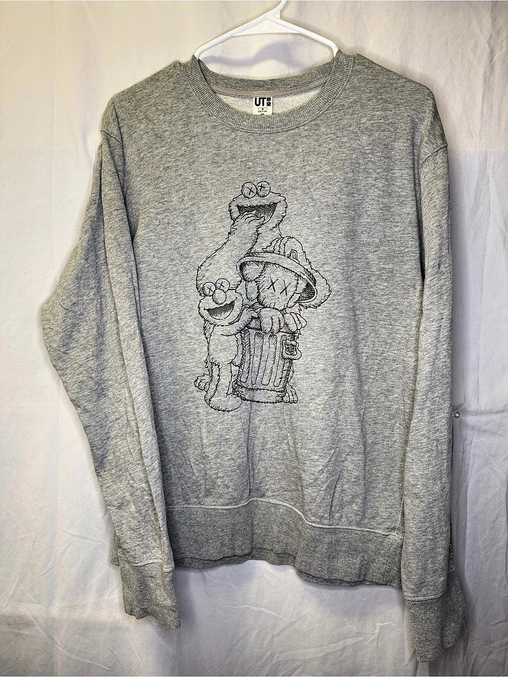 UT Sesame Street Kaws Graphic Sweatshirt in Gray Size Large Like New